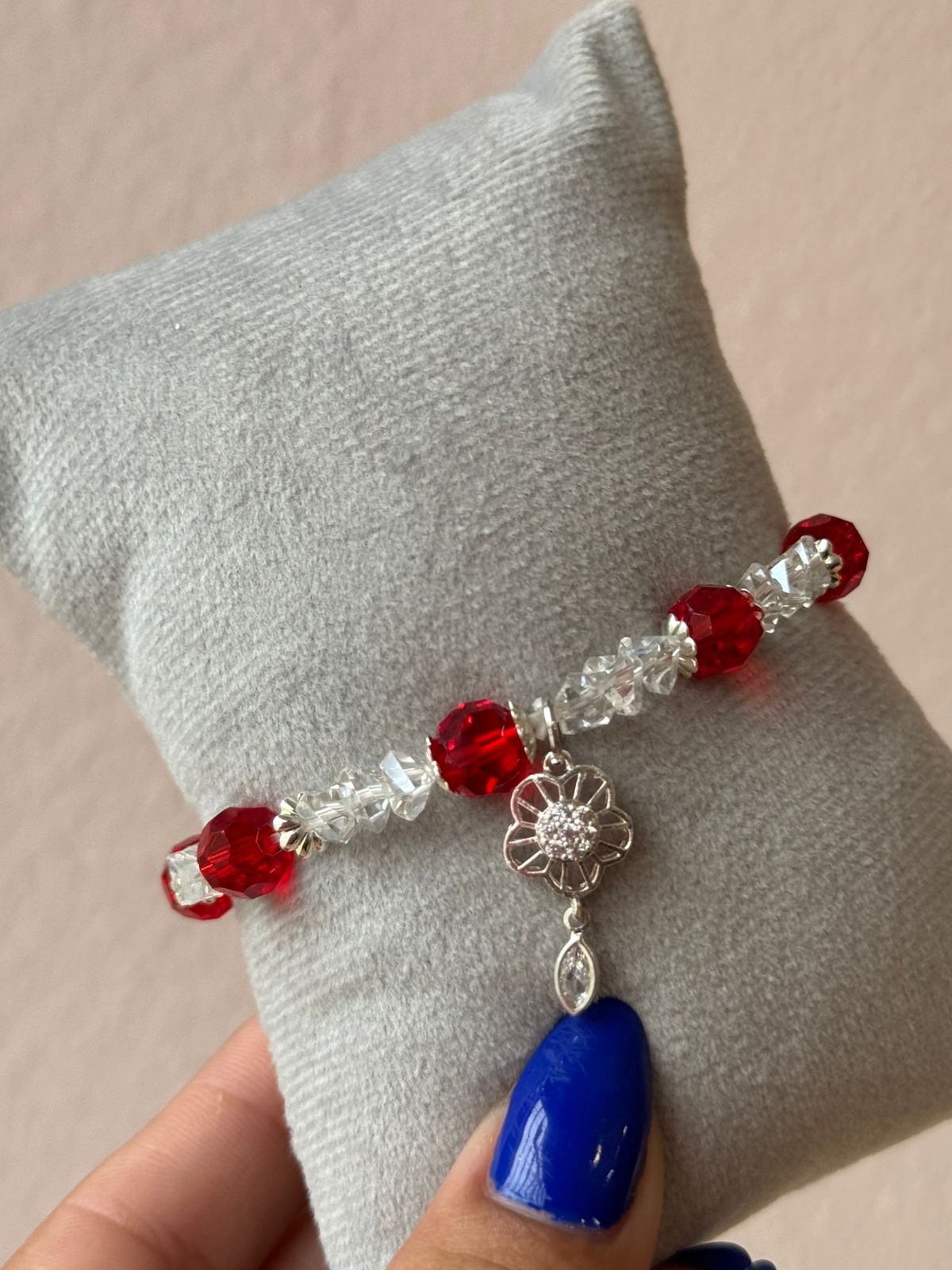 Pulseira de Cristais Vermelhas com Cristais e Pingente Folheado a Prata