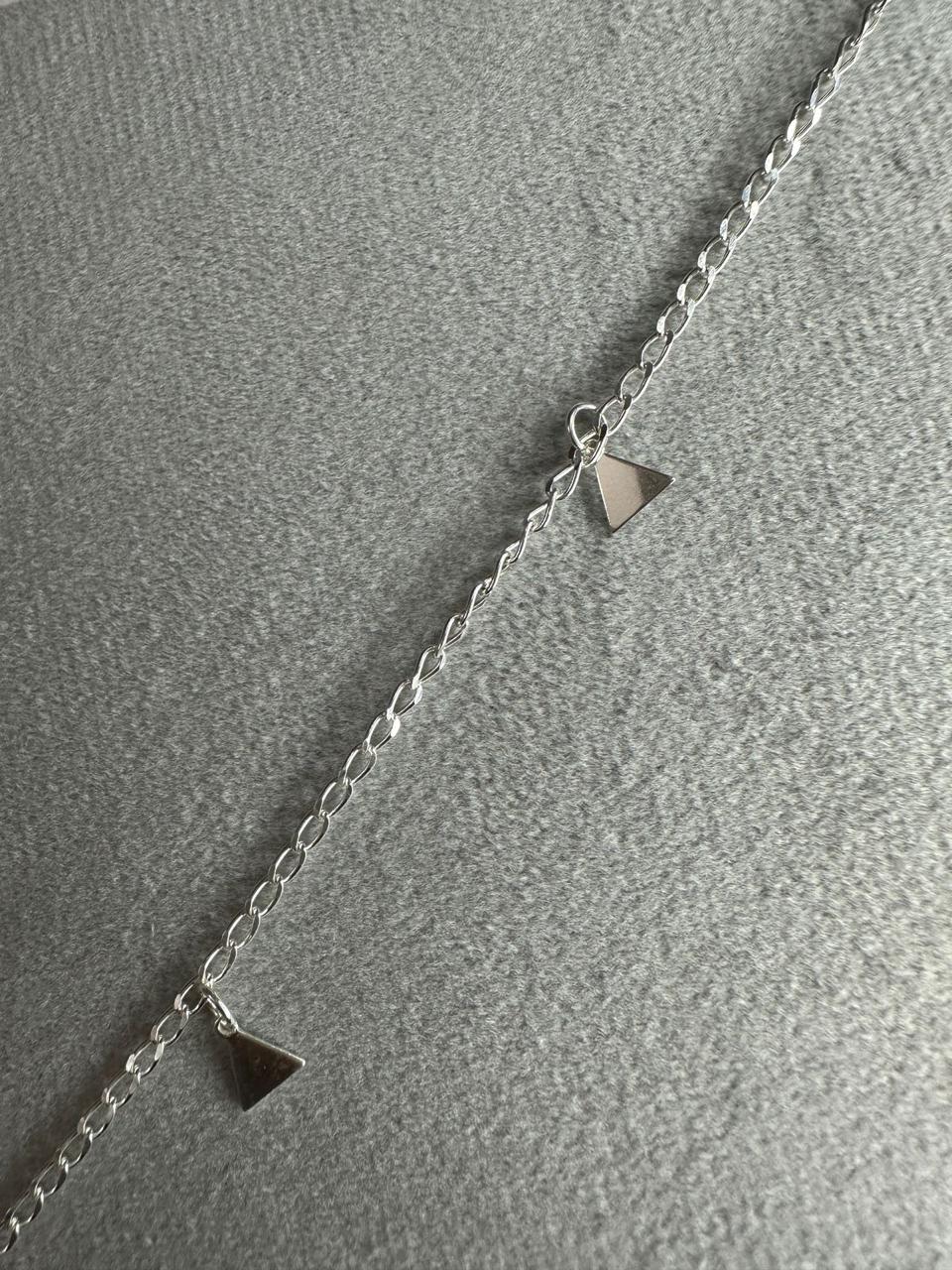 Tornozeleira Triângulo Chapinha Pendurado