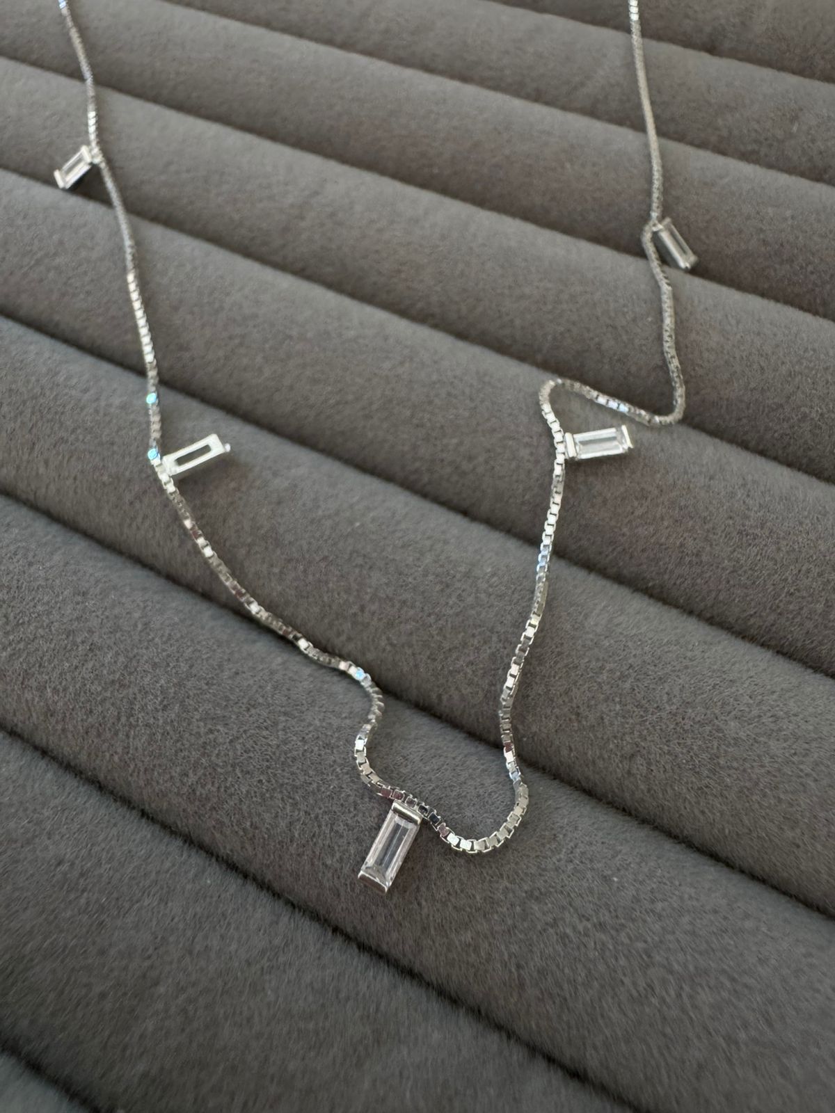 Colar com Detalhe na Zircônia