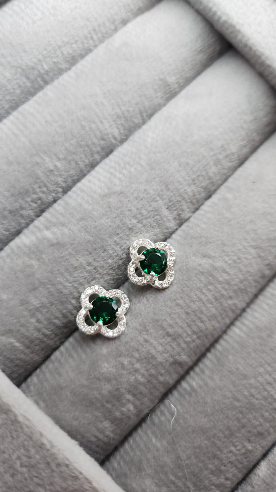Brinco Van Cleef com micro zircônias e Pedra verde