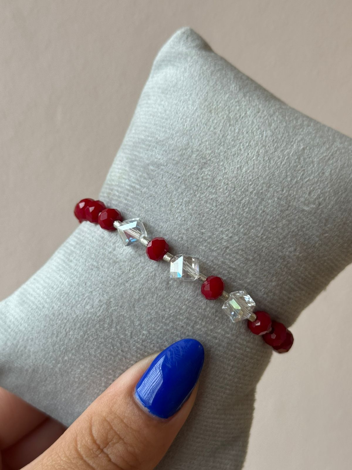 Pulseira de Cristais Vermelho Queimado com Cristais e Mini Separadores Folheados a Prata