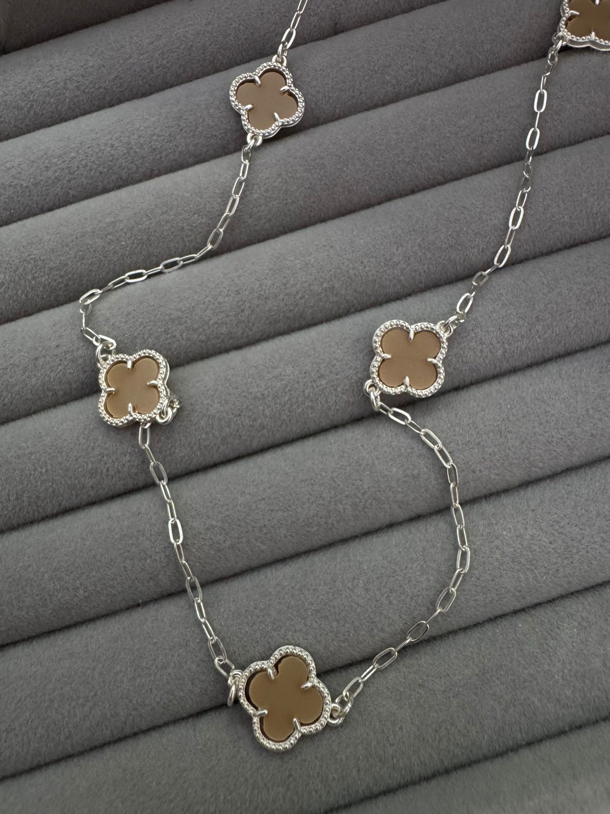 Choker 5 Trevos Marrom Mista