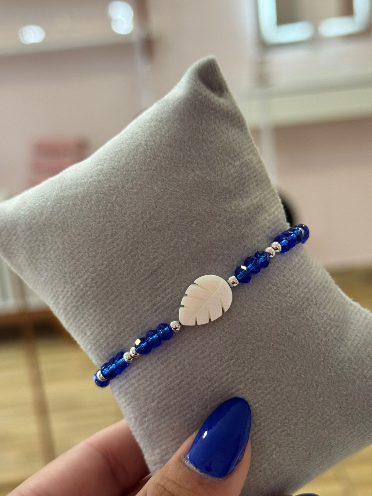 Pulseira de Cristal Azul Escuro com Detalhe de Folha Branca em Madrepérola e Fecho Folheado a Prata