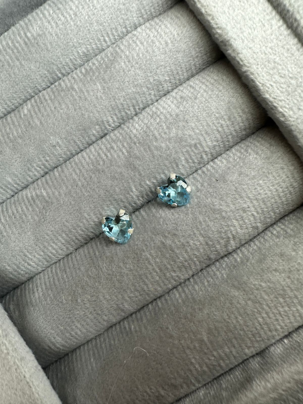 Brinco ponto de luz coração azul claro 7mm 