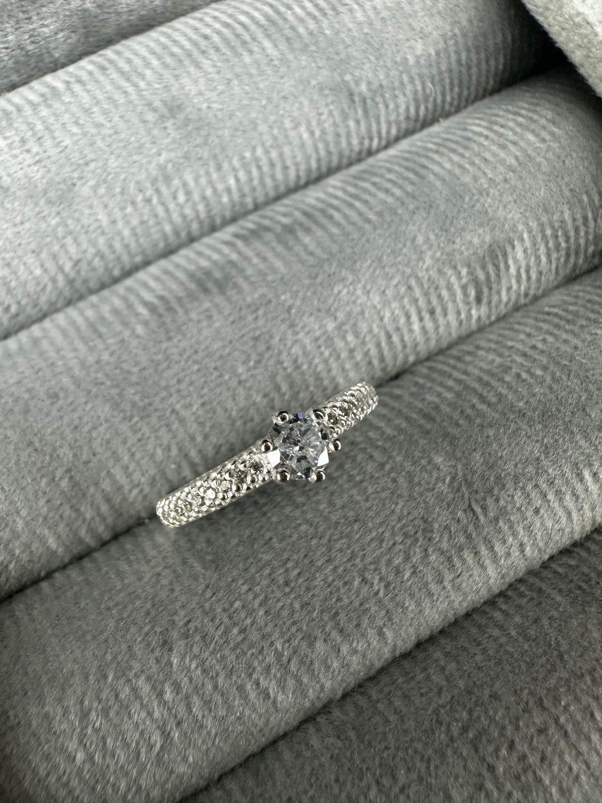 Anel Solitário Cravejado