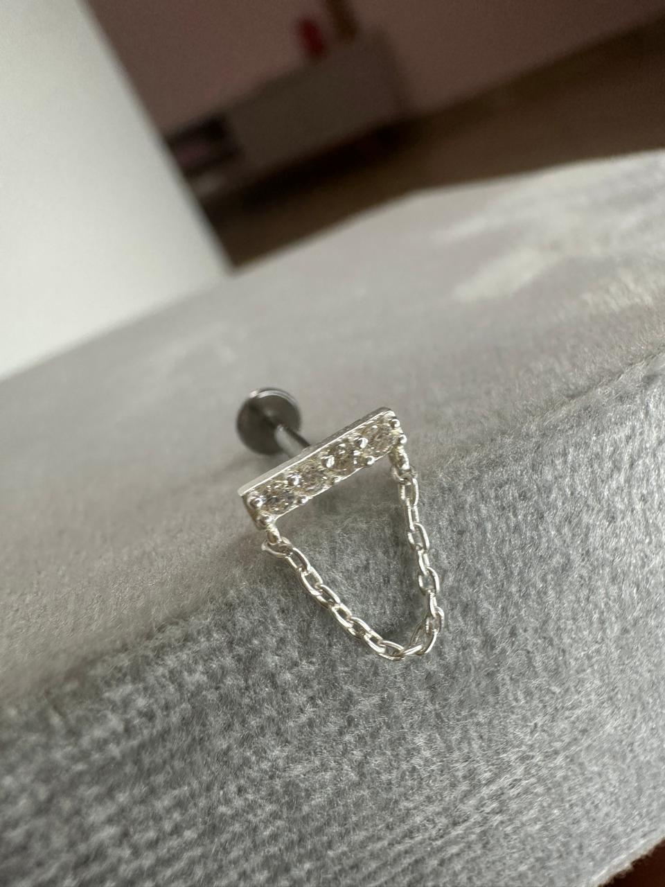 Piercing Furo H8 Um Filete Cravejado com Corrente Pendurado Base Reta para Lobulo, Helix e Tash Rock