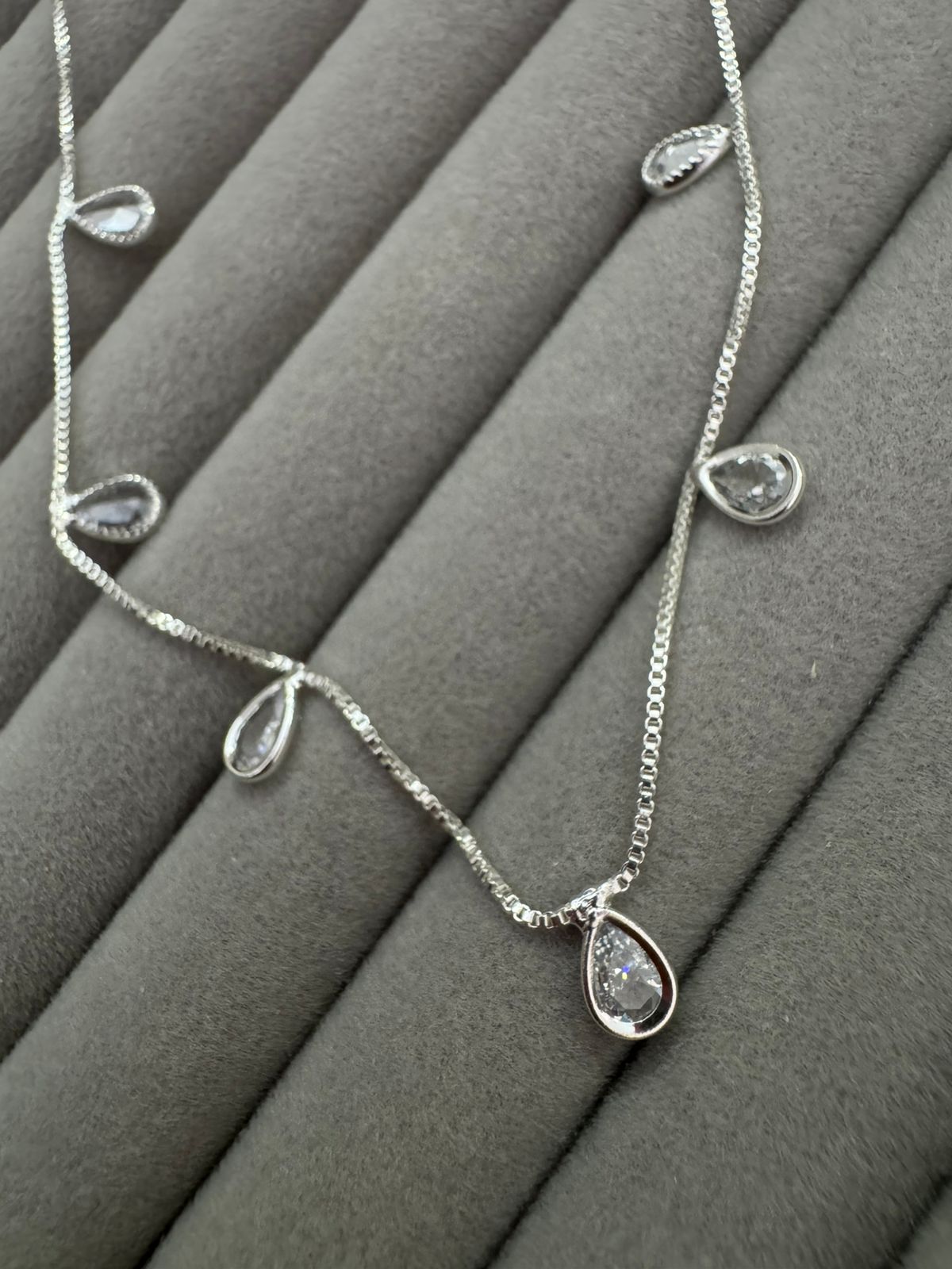 Colar com Pingentes de Gotas em Cristal