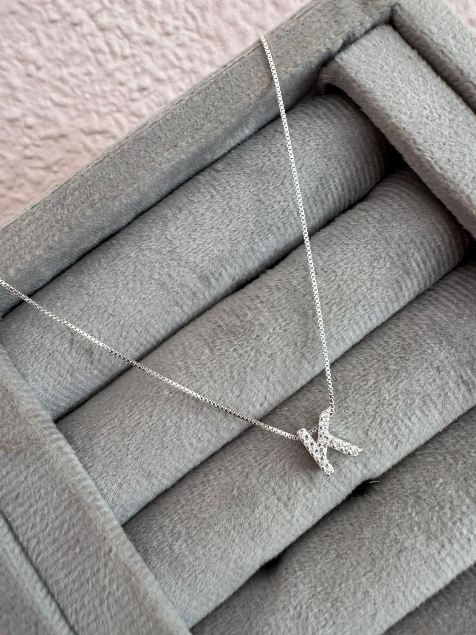 Colar com Pingente Inicial Cravejado 