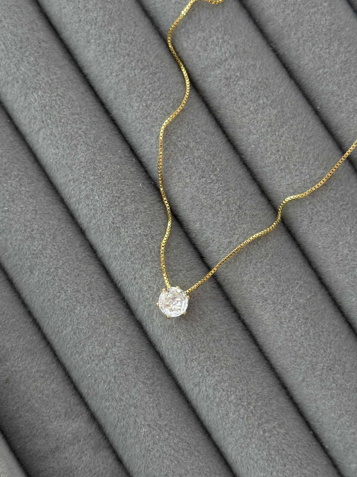 Colar Ponto de Luz 5mm com Corrente Veneziana Fina