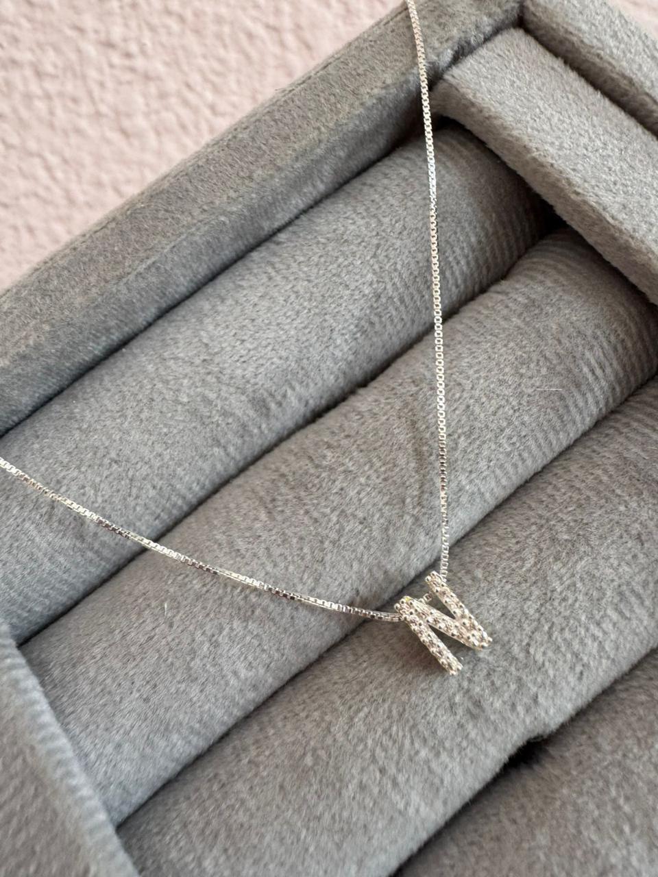 Colar com Pingente Inicial Cravejado 