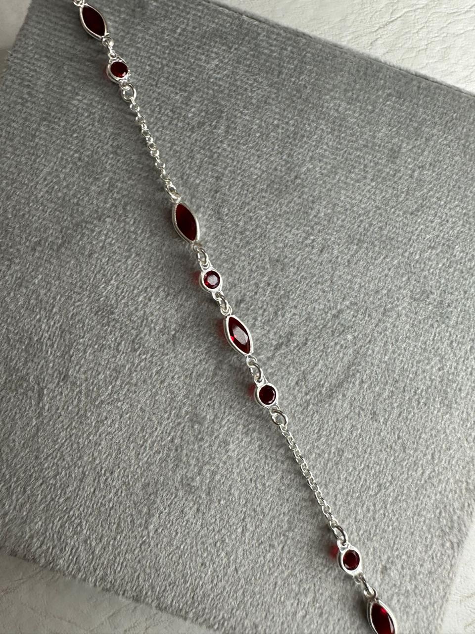 Pulseira com Detalhes em Zircônia Vermelha