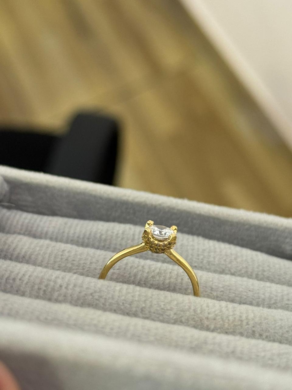 Anel Solitário Ponto de Luz com Laterais Cravejadas