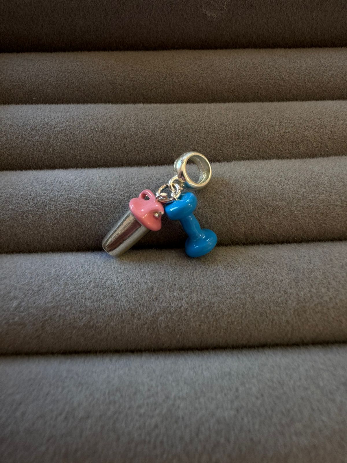 Berloque Garrafa Rosa e Peso Azul de Prata