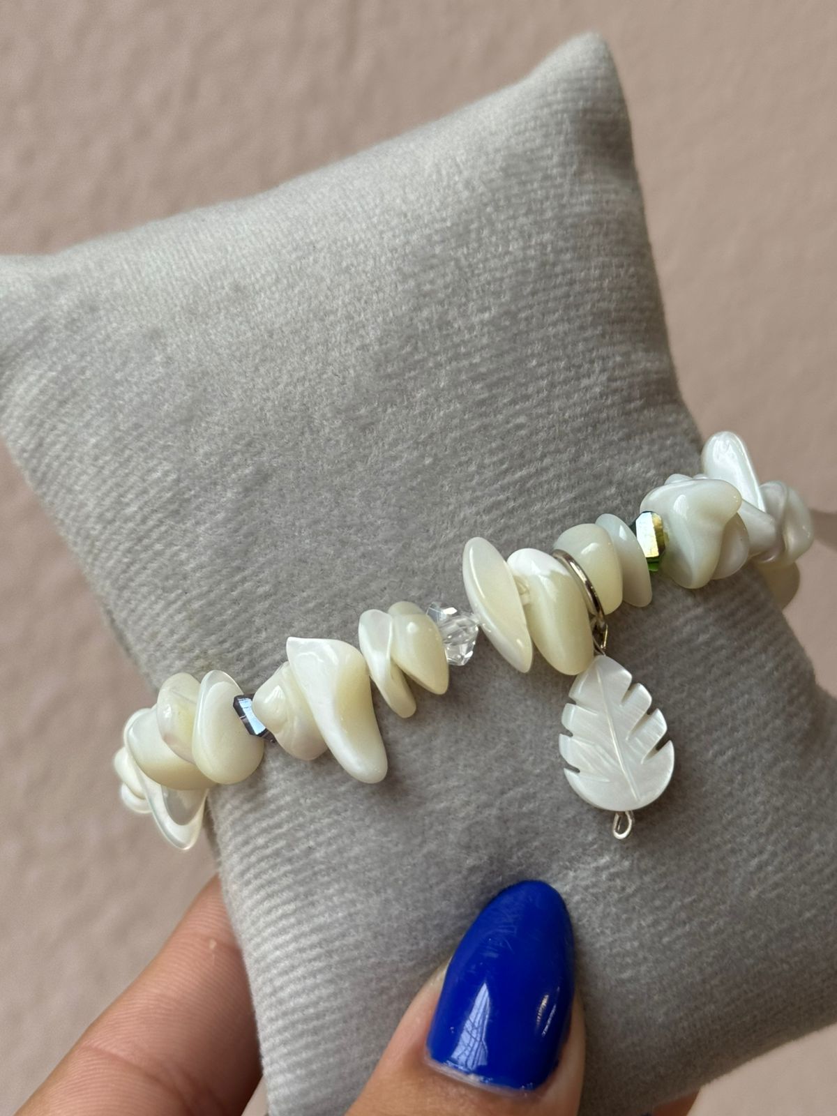 Pulseira de Pedras Madrepérolas com Cristais e Pingentes de Folhas