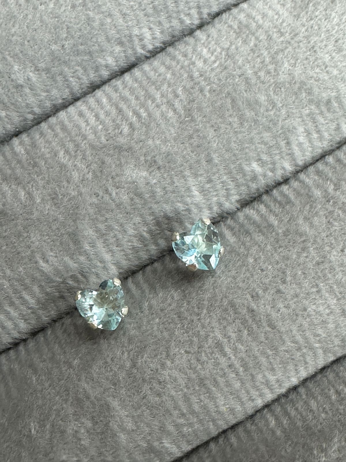 Brinco ponto de luz coração azul claro 5mm