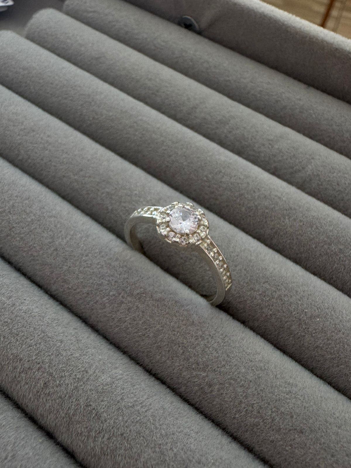 Anel Com Detalhe na Zircônia Cristal