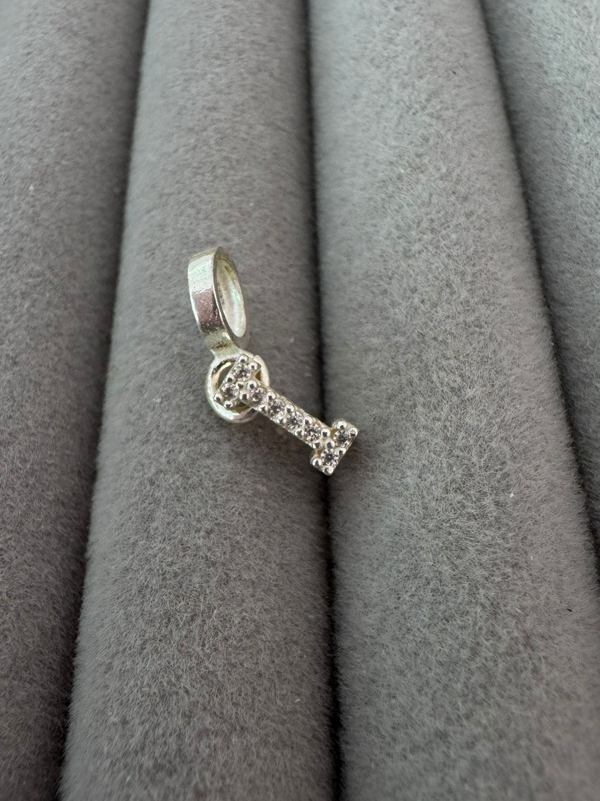 Berloque Letra Cravejada - A