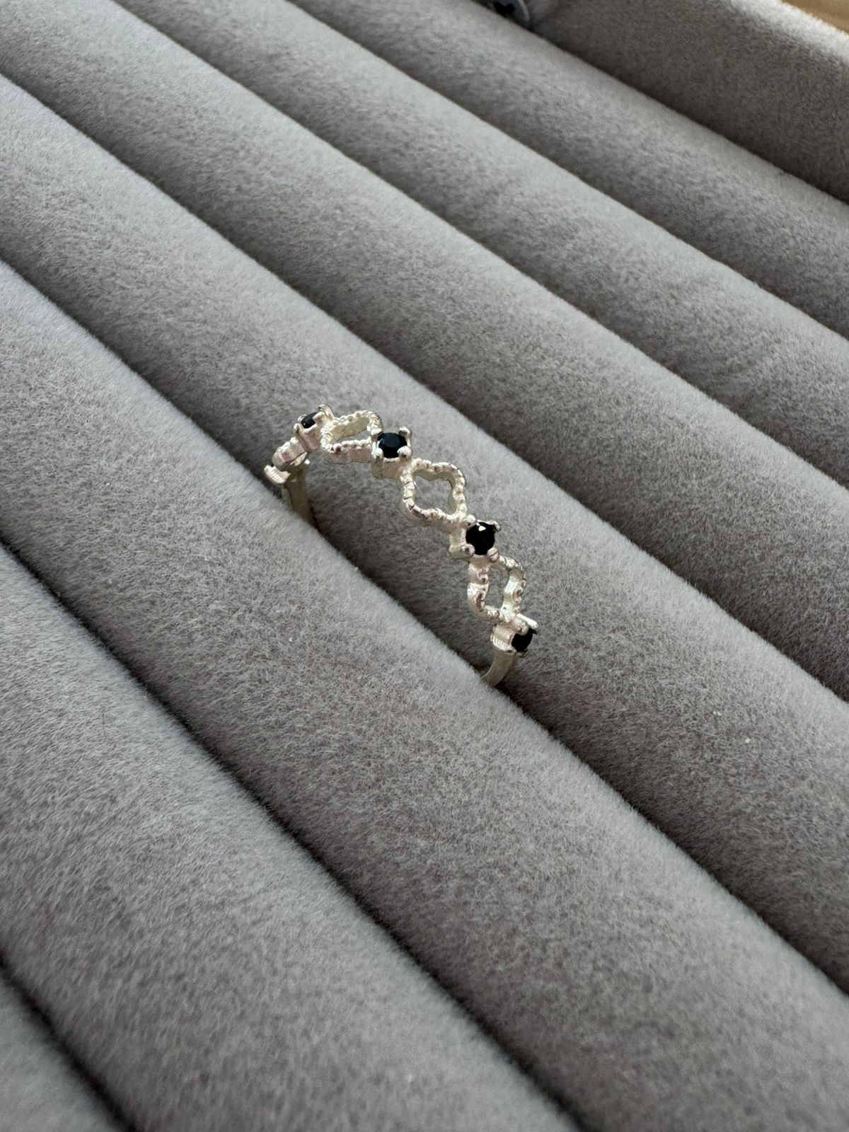 Anel Van Cleef Com Detalhe na Zircônia 