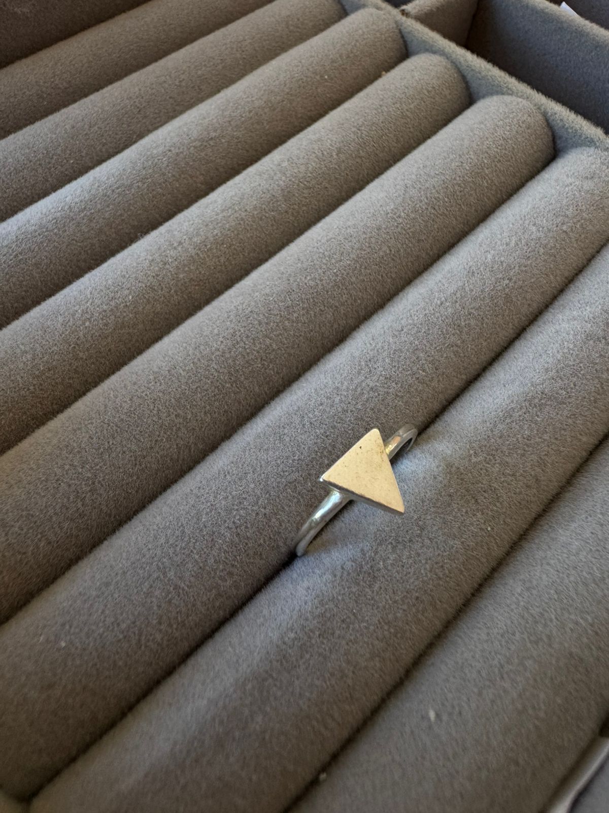 Anel Com Detalhe em Triângulo 