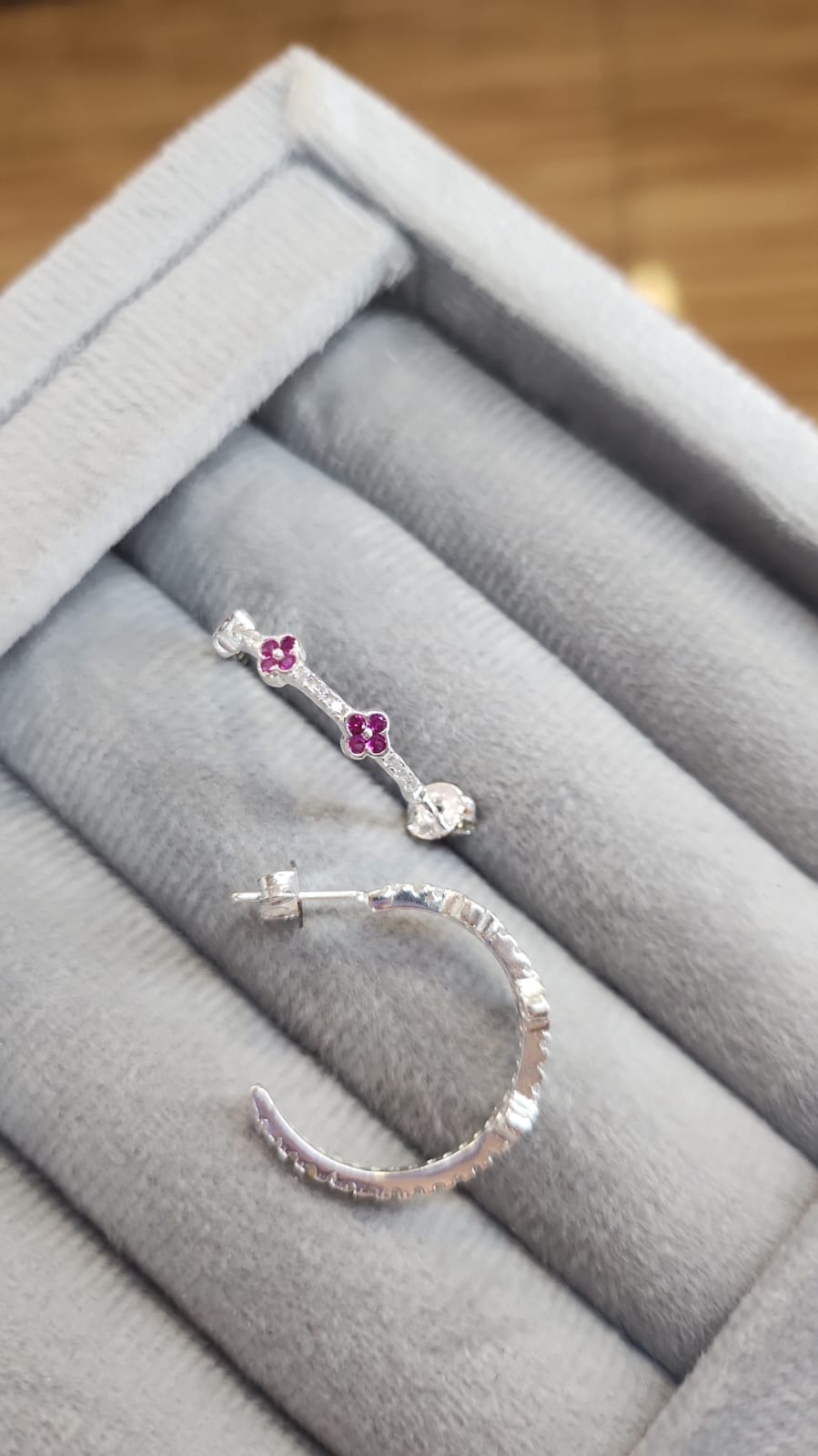 Argola Inspiração Van Cleef Rosa Cravejada