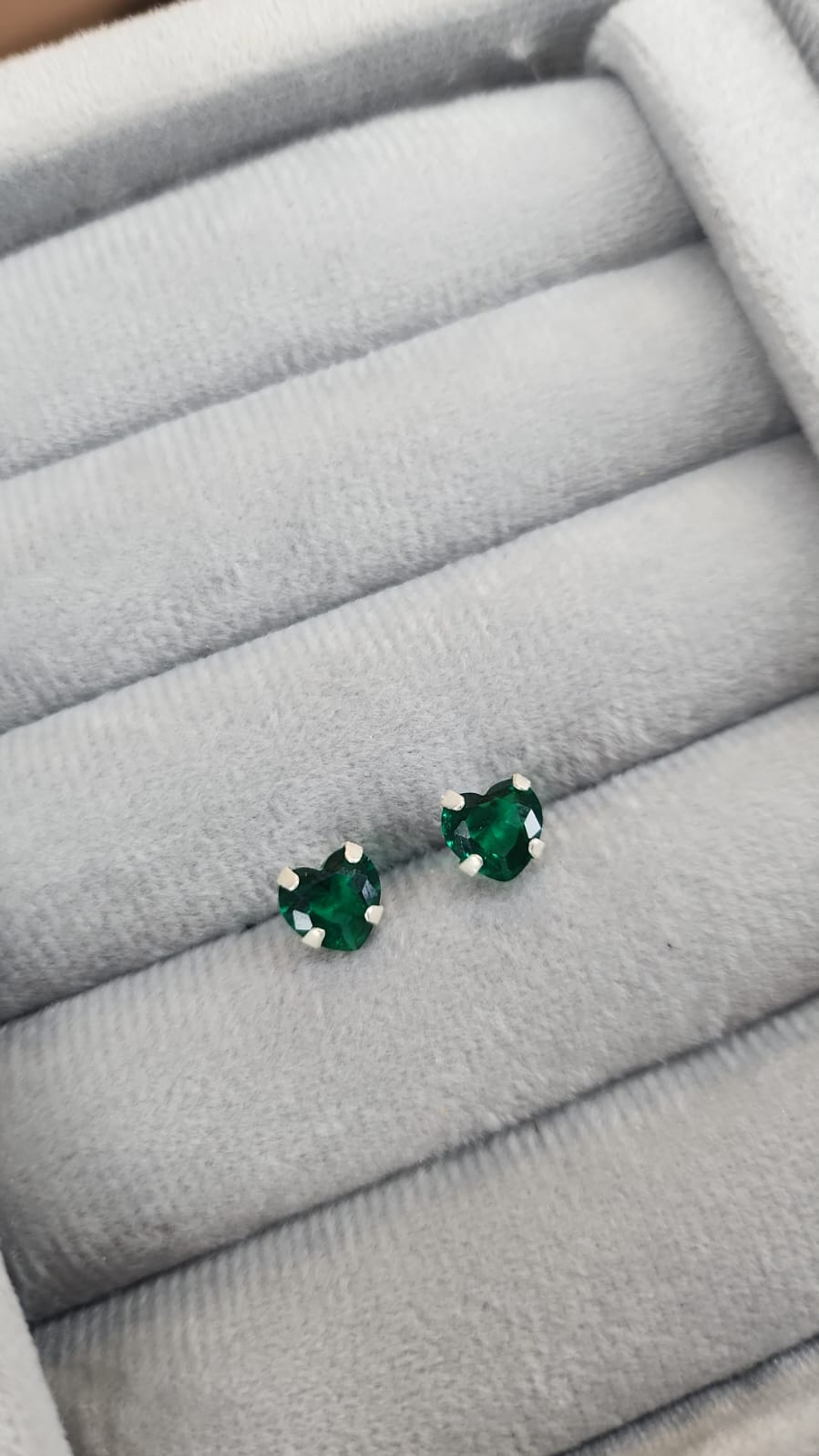 Brinco Ponto Luz Coração Verde 7mm