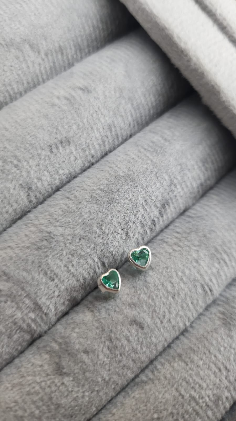 Brinco Coração Na Cravação Inglesa Verde Água