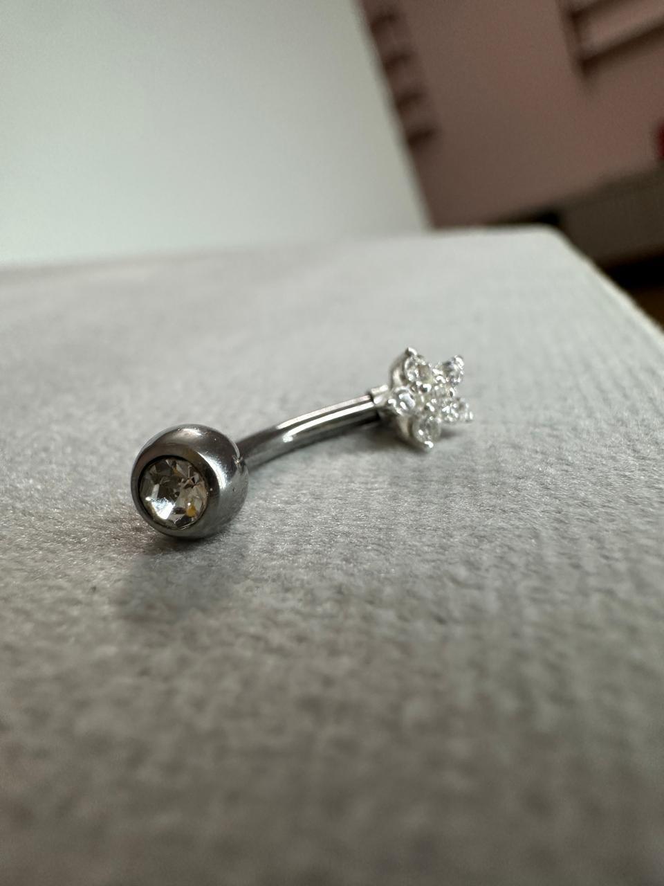 Piercing Umbigo Flor Cravejada com Zircônia Branca 