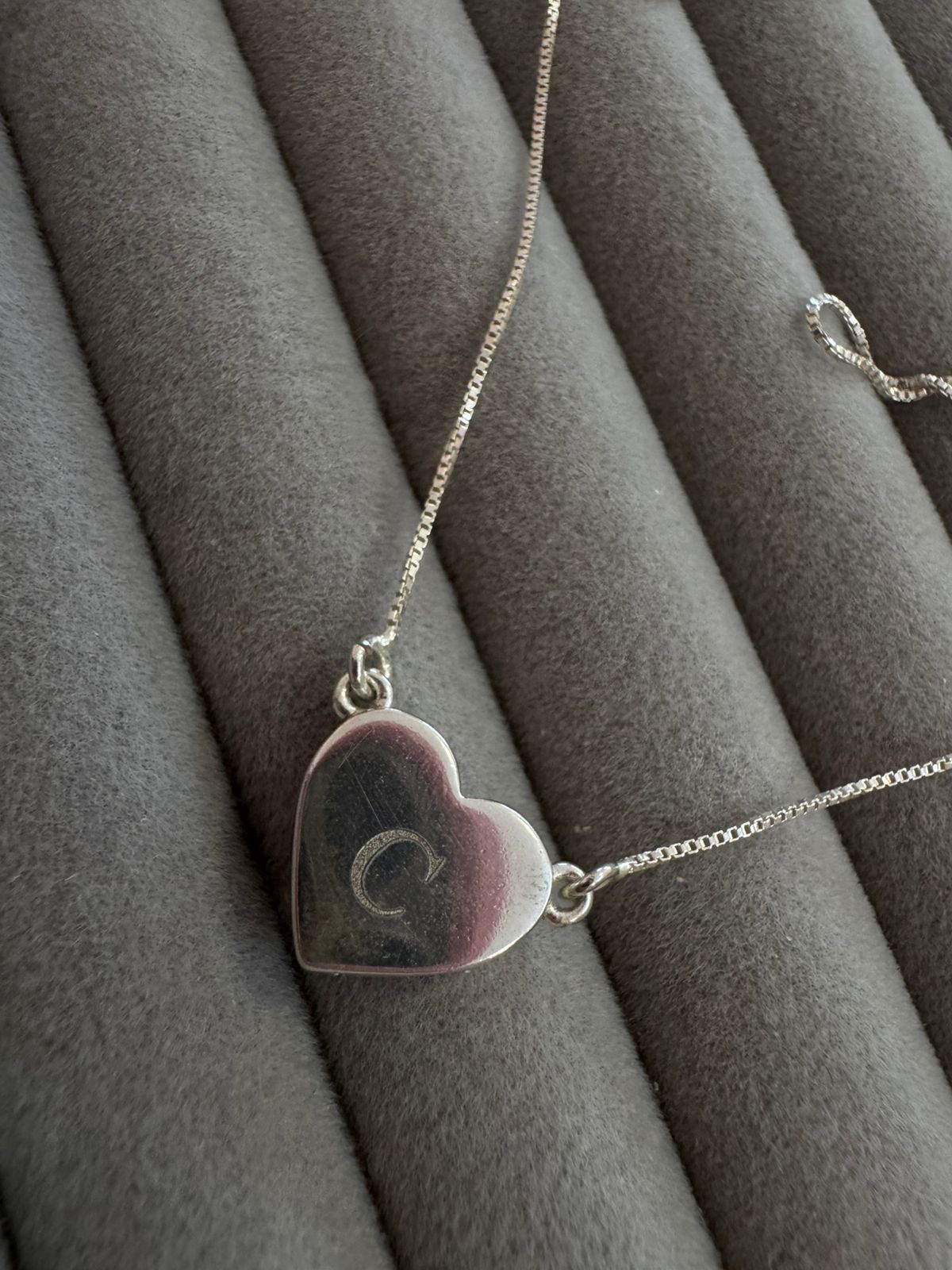 Corrente de Pingente Letra no Coração 