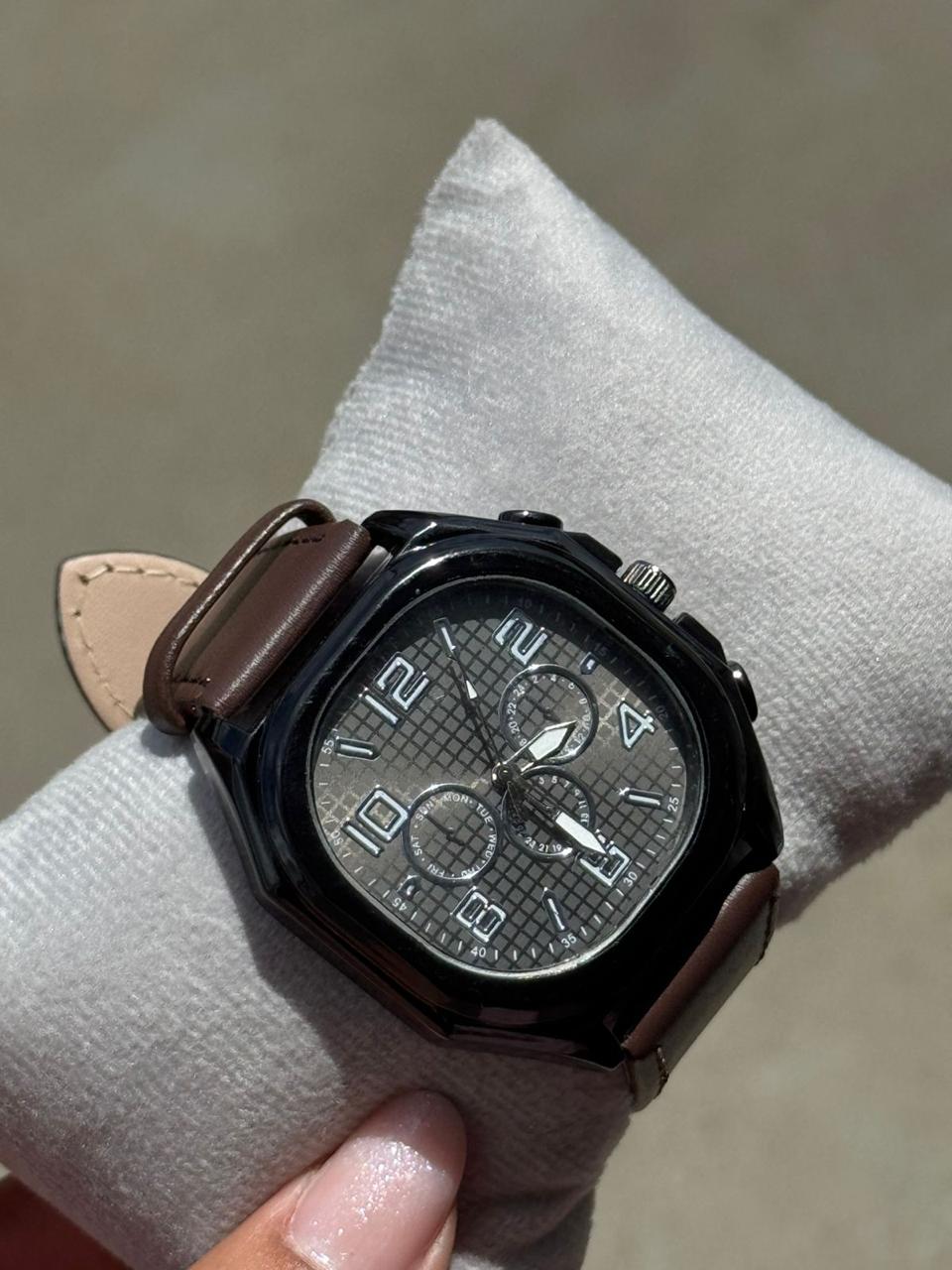 Relógio Social Analógico com Pulseira de Couro