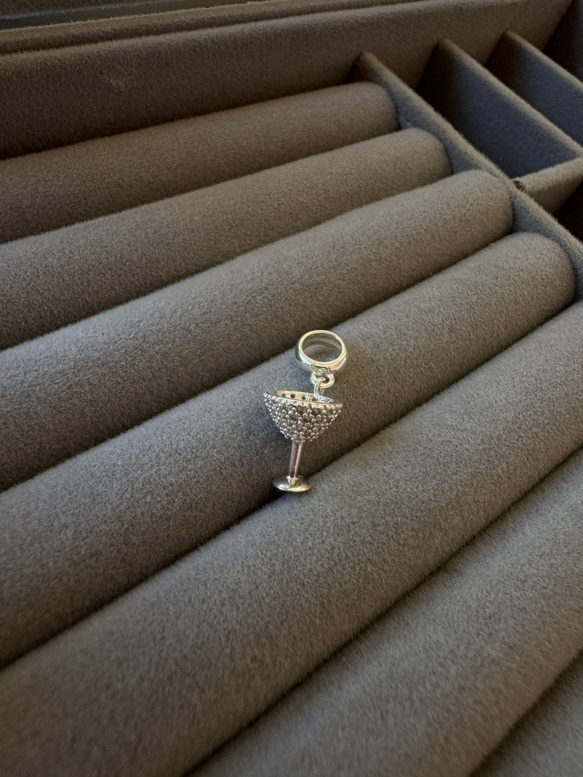 Berloque Copo Coquetel Cravejado de Prata