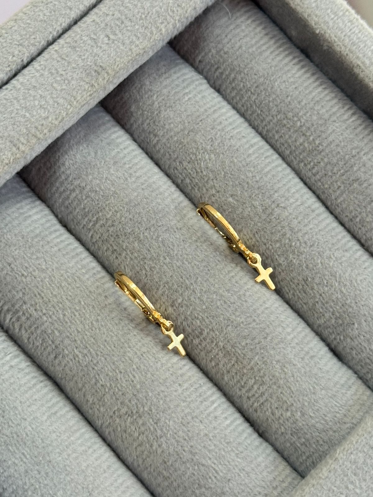 Brinco Argola Cruz Pequena Lisa Semijoia Ouro 18K