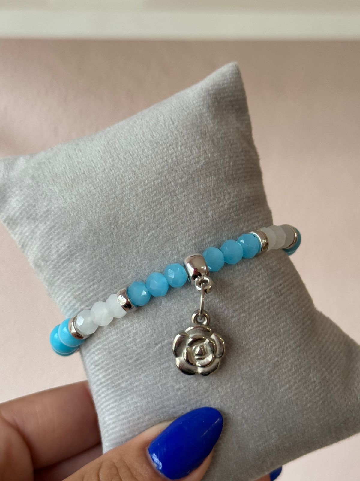 Pulseira de Cristais Azul Claro com Pingente de Rosa e Separadores Folheados a Prata