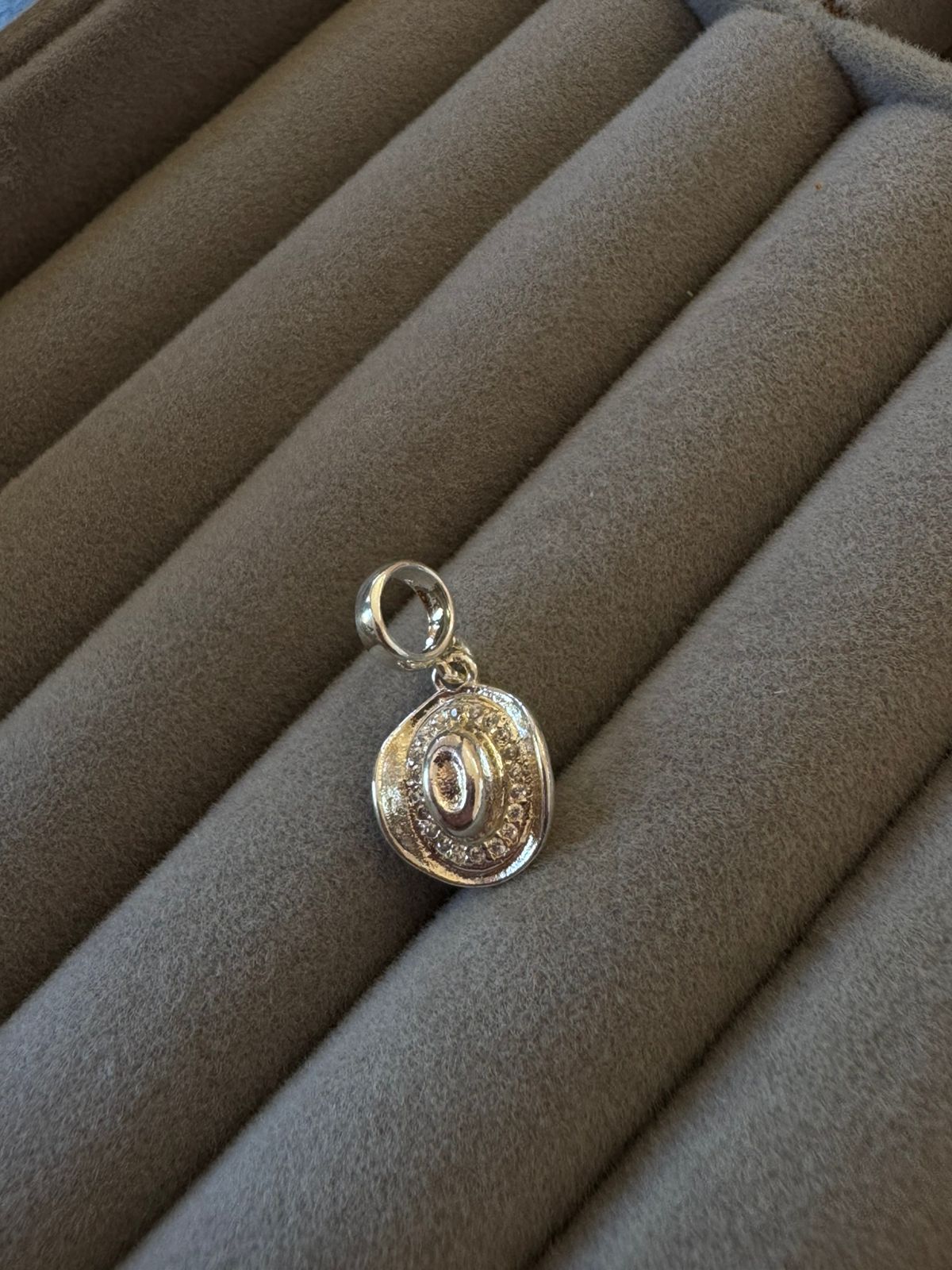 Berloque Chapéu Cowboy Cravejado de Prata