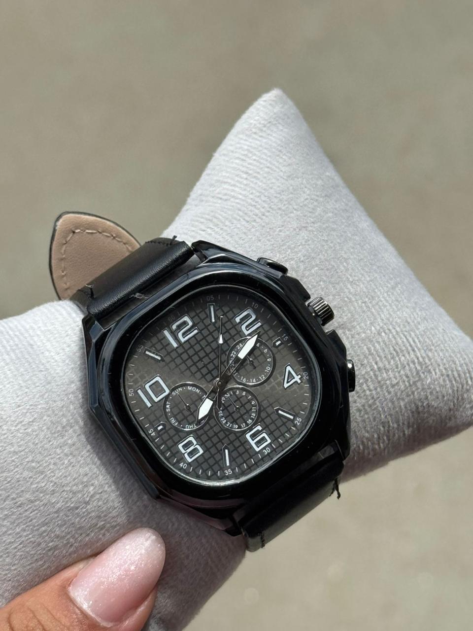 Relógio Social Analógico com Pulseira de Couro