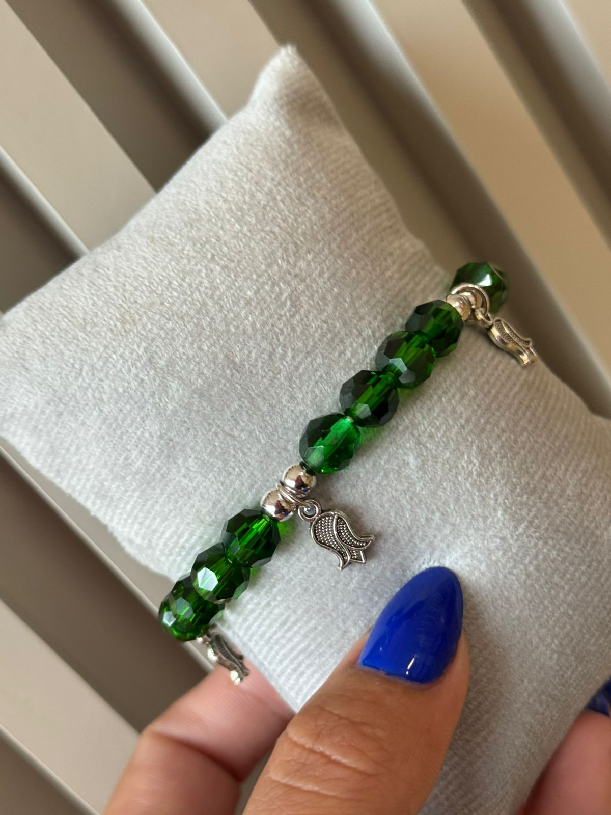 Pulseira de Cristais Verdes e Pingentes em Rosas