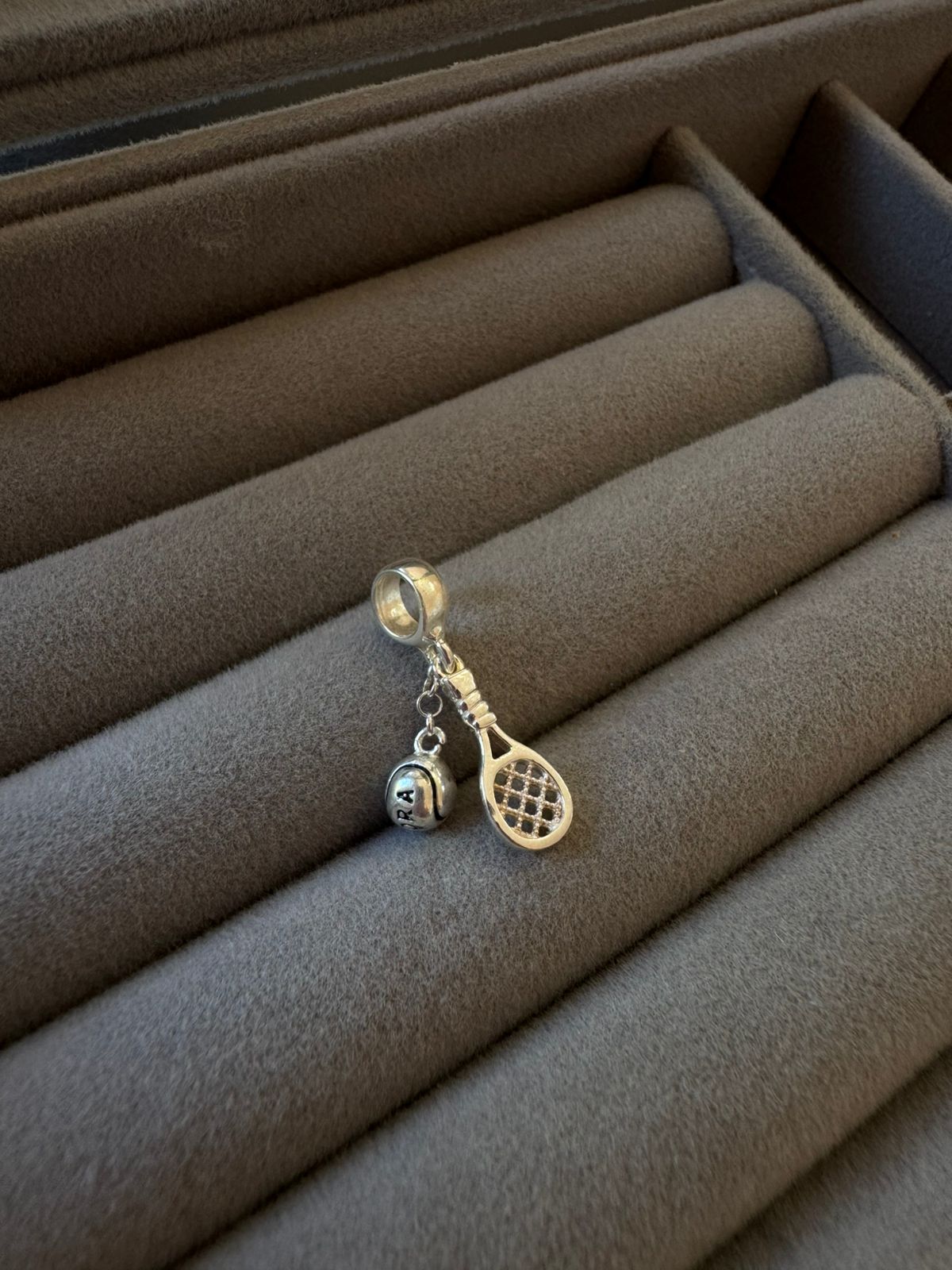 Berloque Raquete e Bola de Tênis Liso de Prata