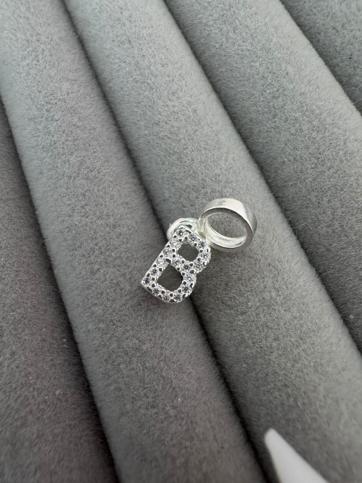 Berloque Letra Cravejada - A