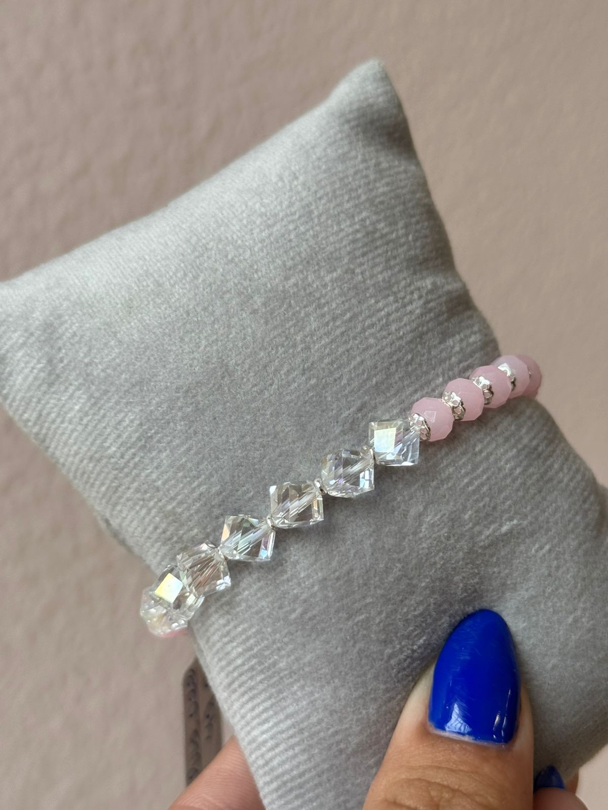 Pulseira de Cristais Rosa Claro com Cristais e Detalhes Folheados a Prata