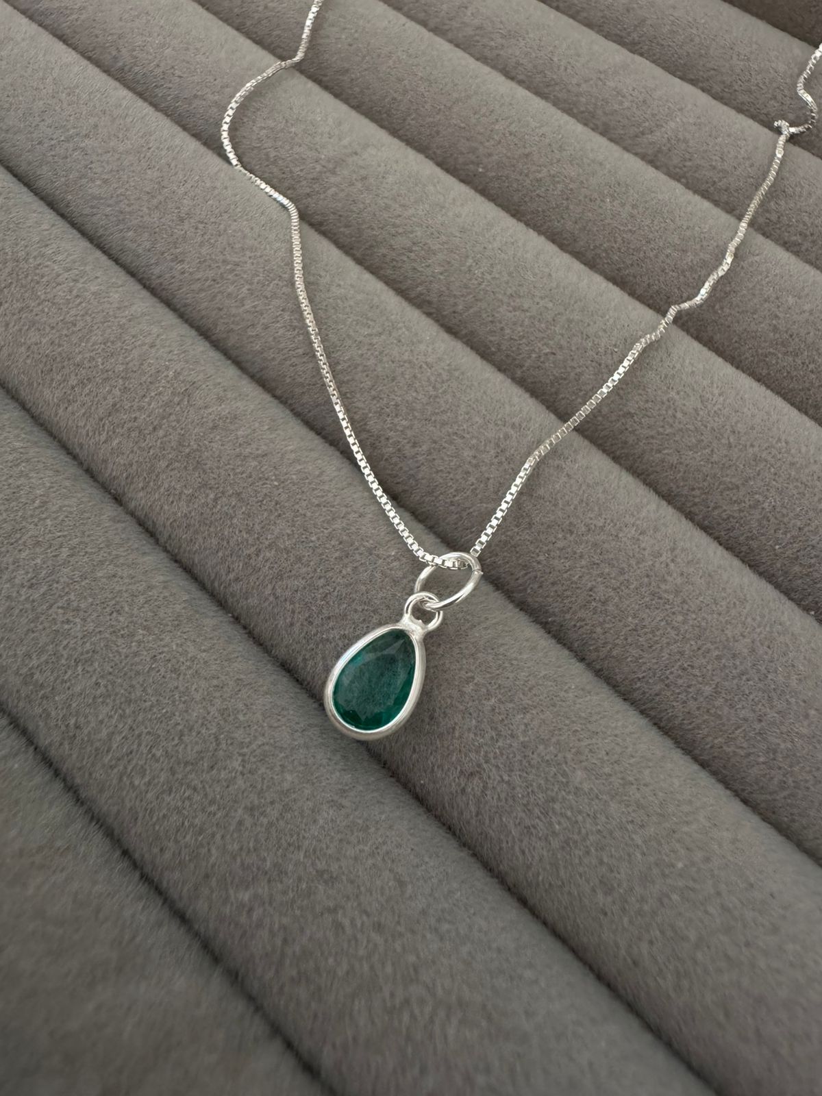 Colar Ponto de Luz Gota Verde Claro