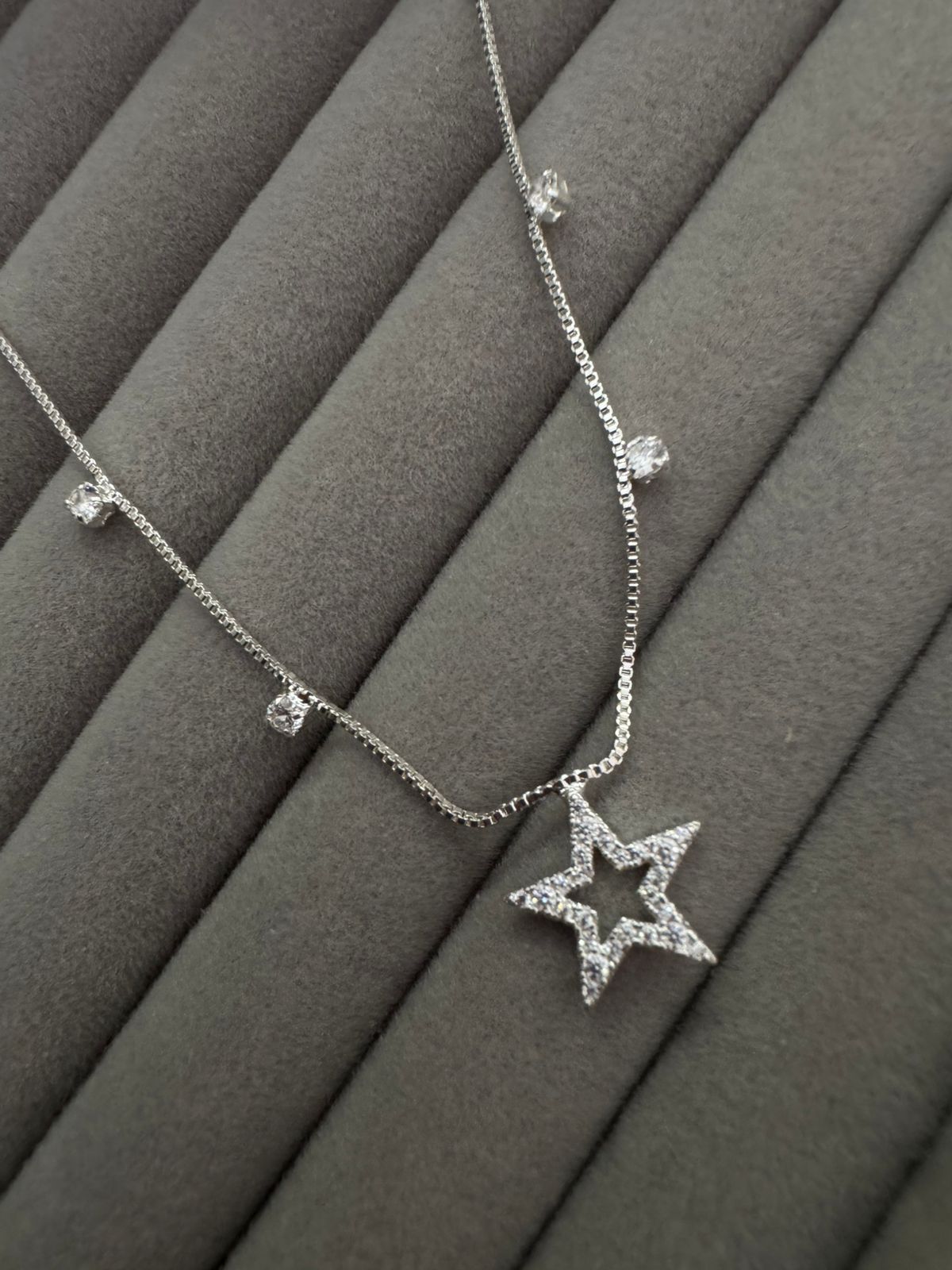 Colar de Estrela com Detalhes em Zircônias