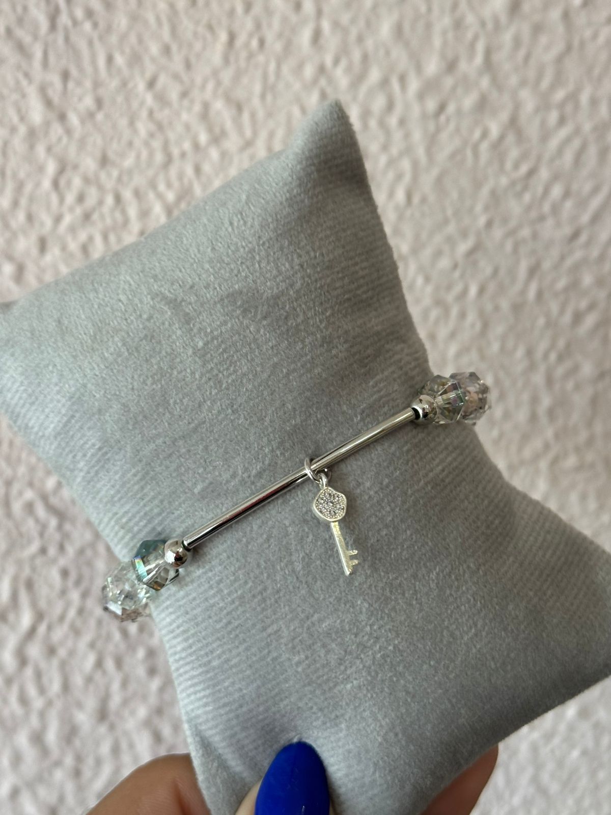 Pulseira de Cristais com Pingente, Detalhes e Fecho Folheados a Prata