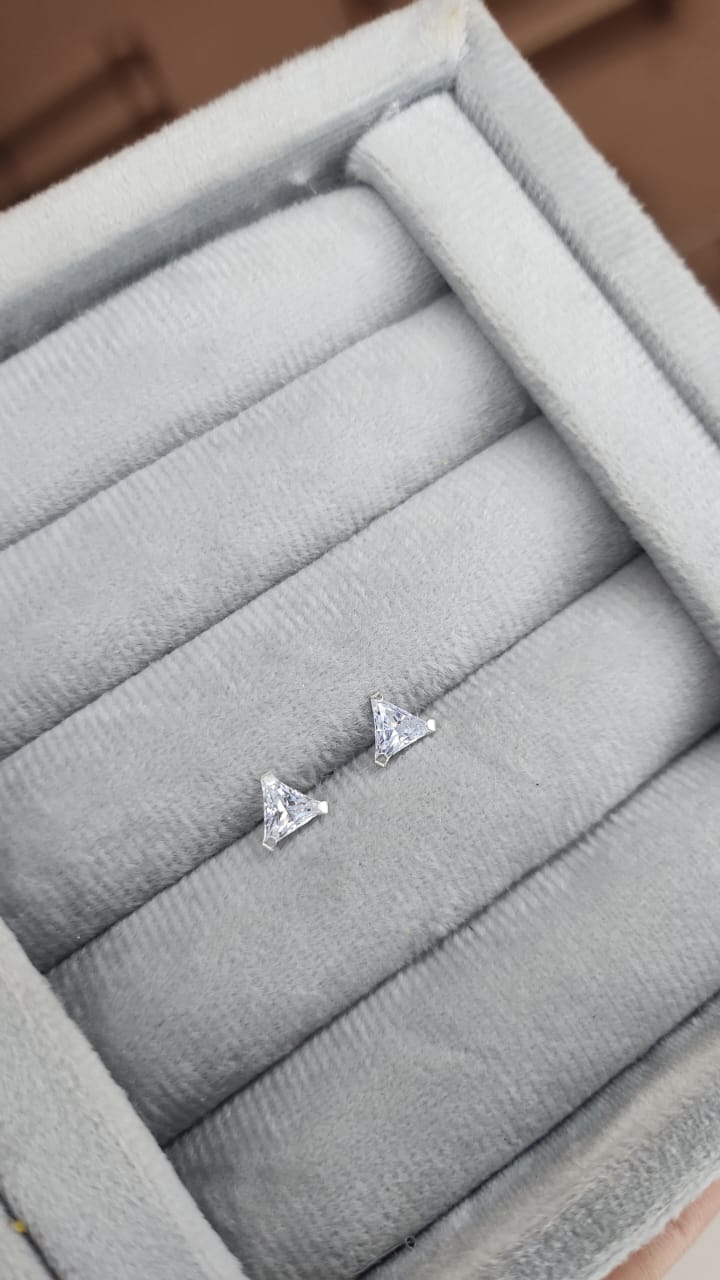 Brinco Ponto Luz Triângulo 6mm