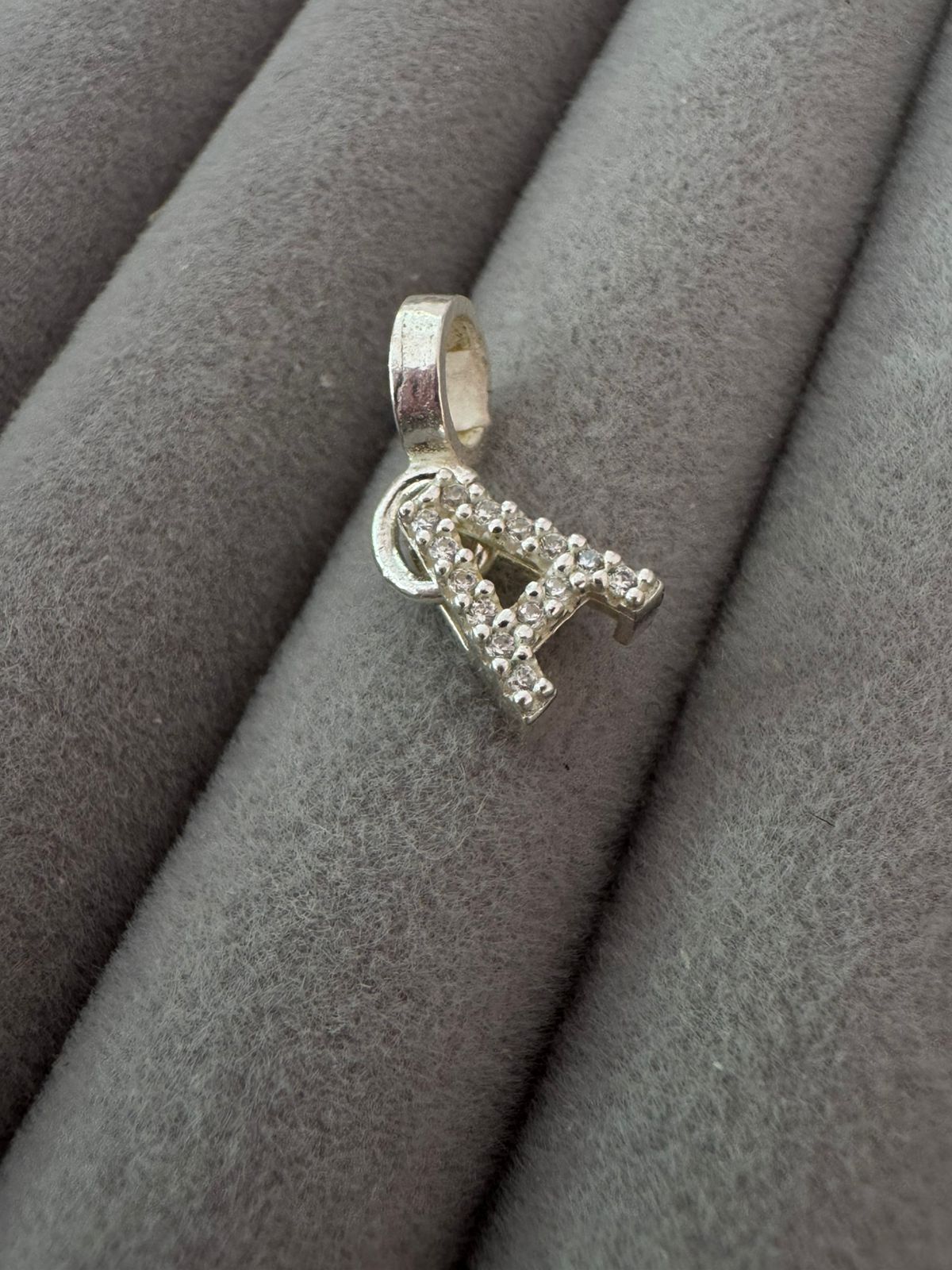 Berloque Letra Cravejada - A