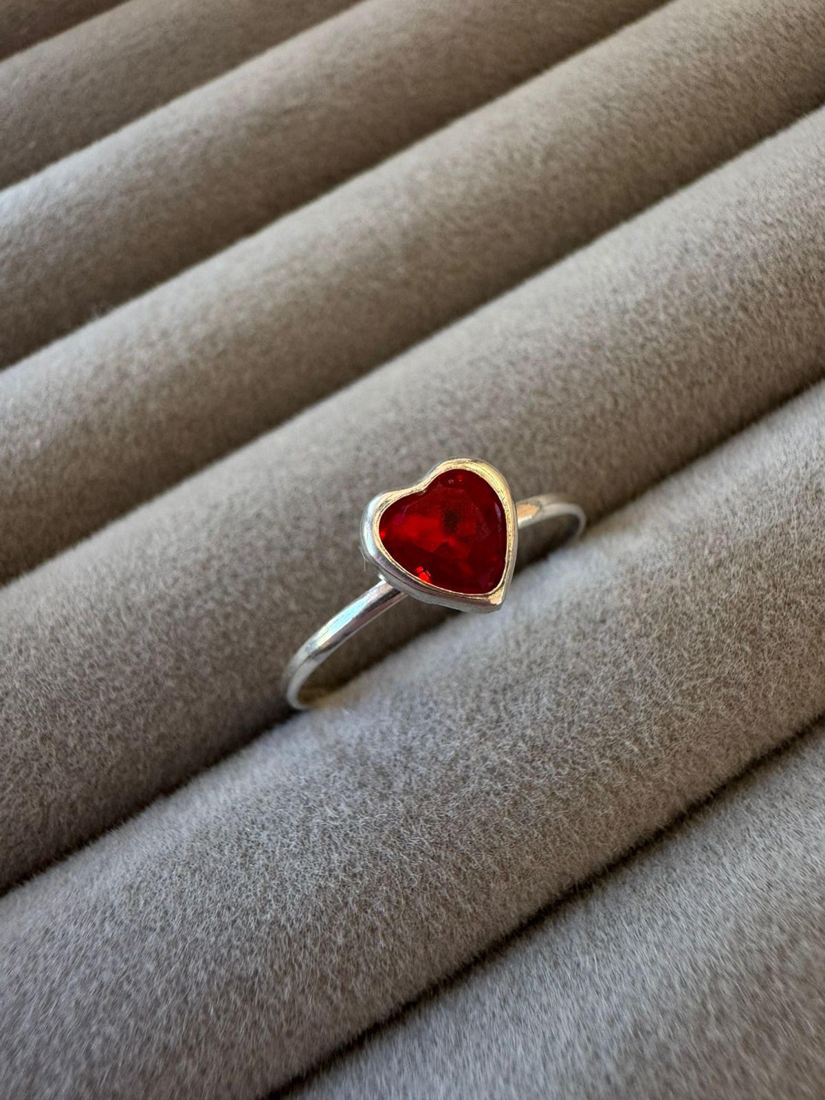 Anel Solitário Coração Vermelho de Prata