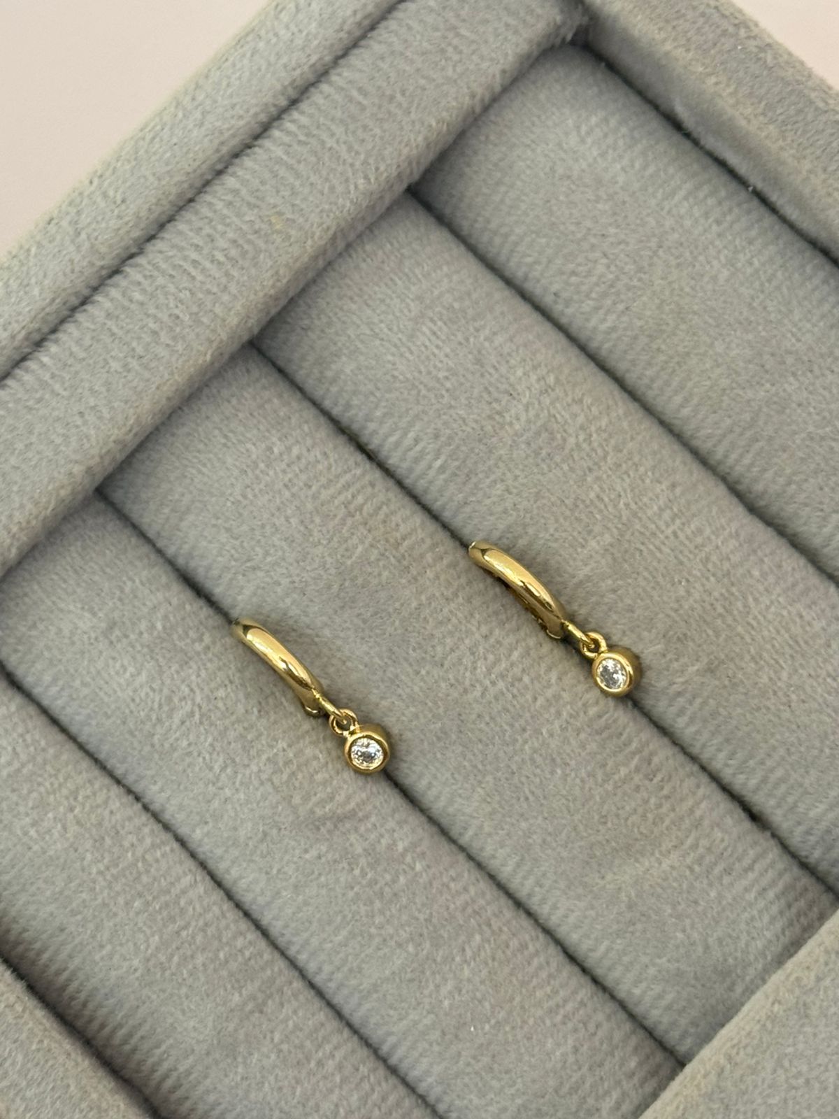 Brinco Argola Pequeno Ponto de Luz Semijoia Ouro 18K