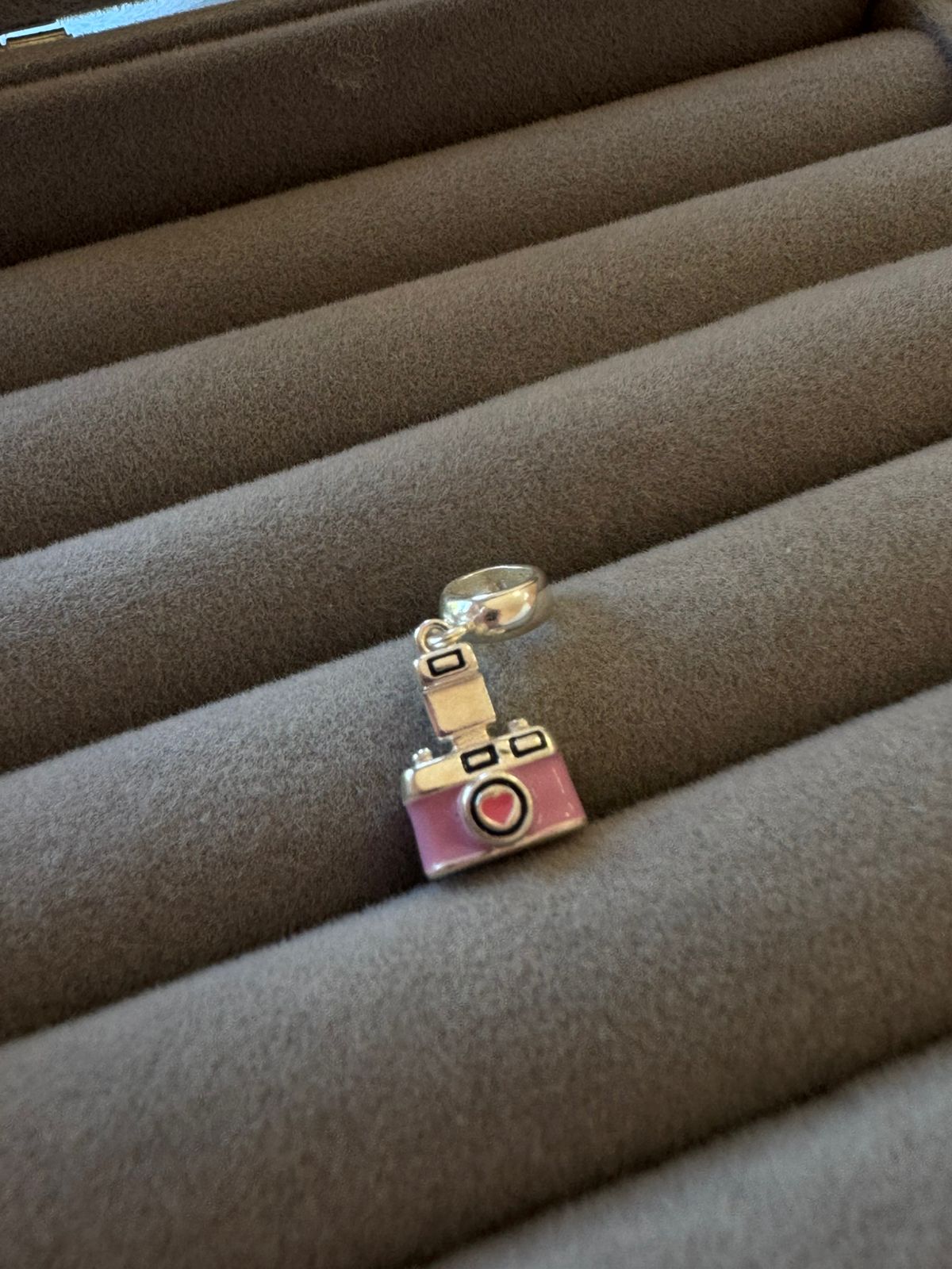 Berloque Câmera Vintage Resinado de Prata