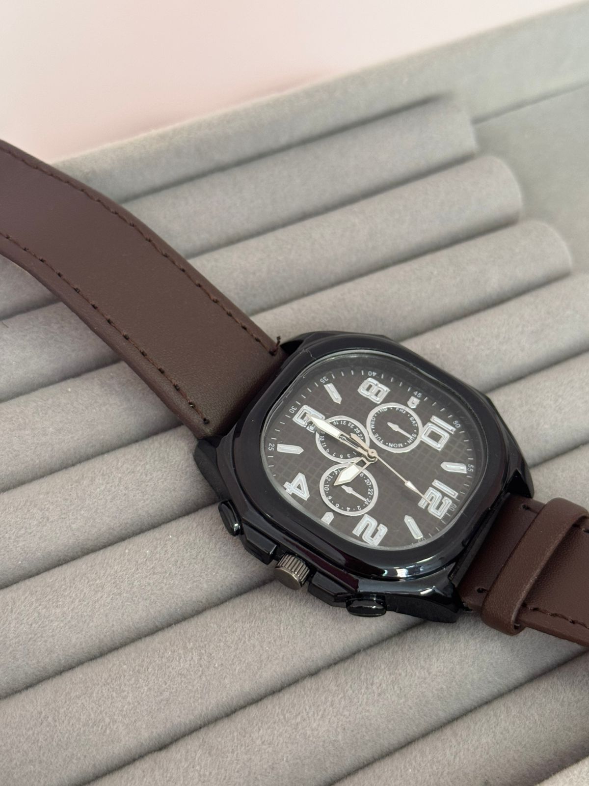 Relógio Social Analógico com Pulseira de Couro