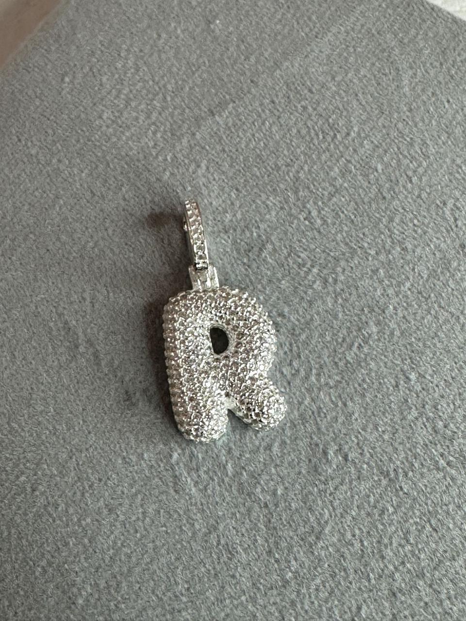 Pingente Letra 20mm Todo Cravejado em Micro Zircônia