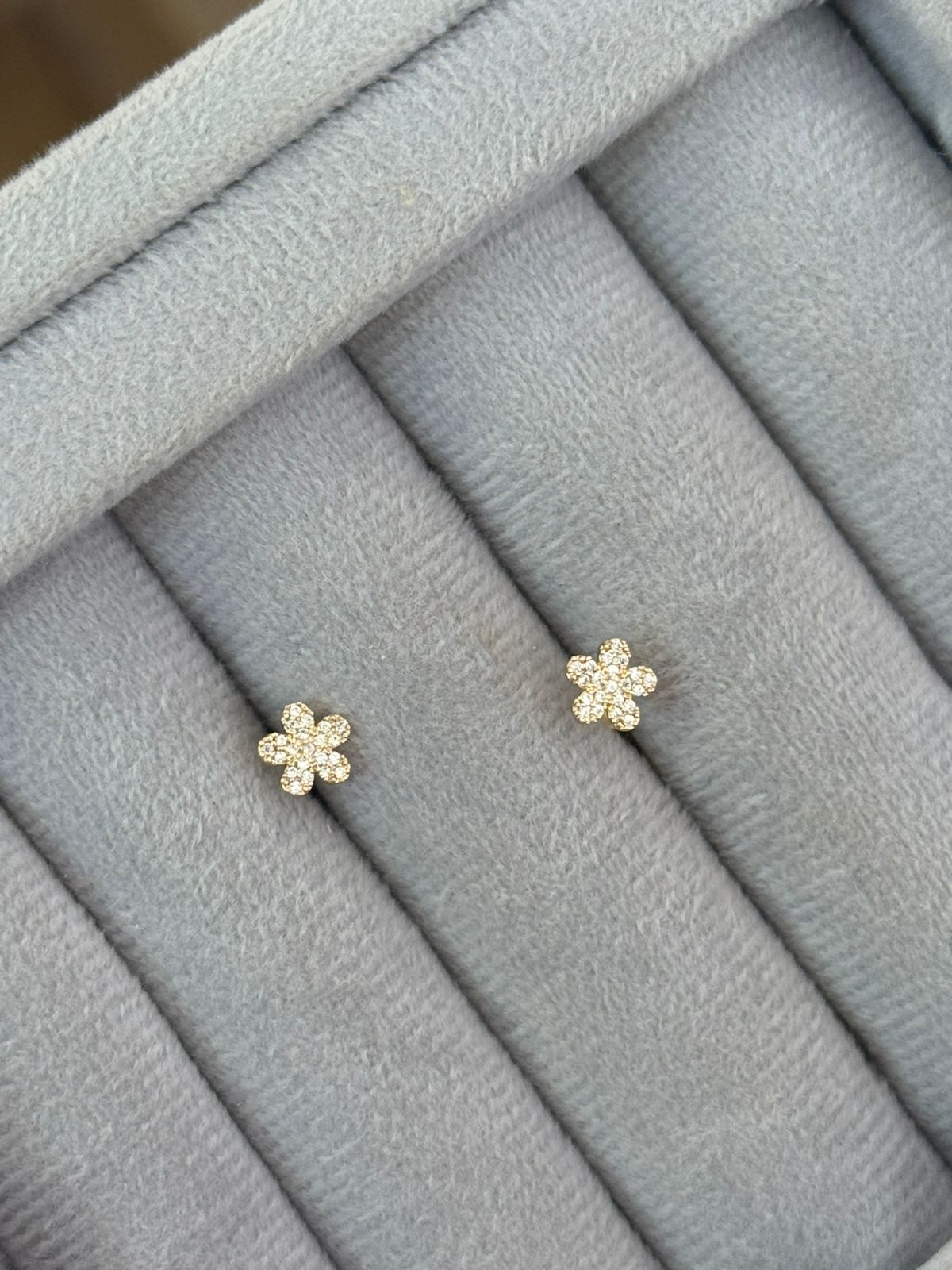 Brinco Infantil Flor Cravejada Semijoia Ouro 18K