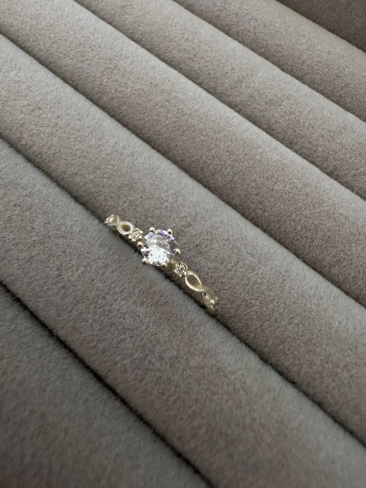 Anel Solitário Com Detalhe em Infinito 